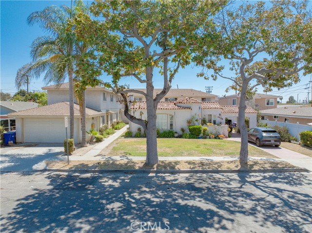 8020 Mckinley Avenue, South Gate CA: https://media.crmls.org/medias/5950b49f-2411-480c-bf58-2d7e6d3a5aa7.jpg