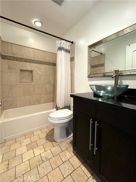 Detail Gallery Image 6 of 8 For 345 University Dr #F4,  Costa Mesa,  CA 92627 - 4 Beds | 2/1 Baths