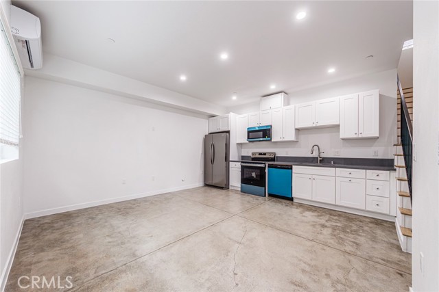 Detail Gallery Image 2 of 27 For 11839 1/2 Runnymede, North Hollywood,  CA 91605 - 4 Beds | 4 Baths