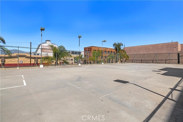 450 E 4th Street, Santa Ana CA: https://media.crmls.org/medias/5958182d-066c-4764-a50d-e146c9183f4b.jpg