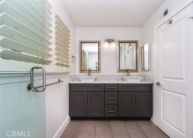 Detail Gallery Image 16 of 33 For 4752 Del Moreno Dr, Woodland Hills,  CA 91364 - 5 Beds | 5/1 Baths