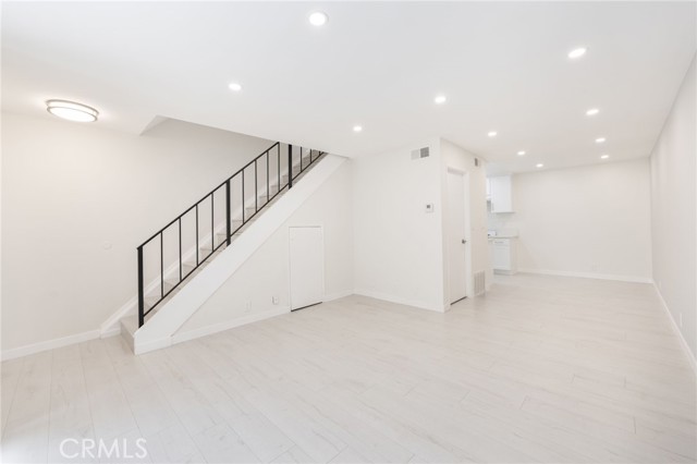 Detail Gallery Image 3 of 15 For 333 Riverdale Dr #8,  Glendale,  CA 91204 - 2 Beds | 1/1 Baths