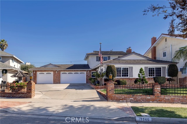 Detail Gallery Image 1 of 26 For 17540 Santa Paula Cir, Fountain Valley,  CA 92708 - 3 Beds | 3 Baths