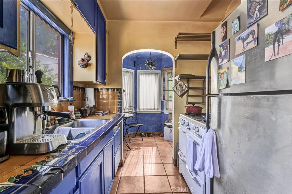 https://media.crmls.org/medias/5960bc2e-1712-4254-b0b5-db9530b0d983.jpg?preset=X-Large