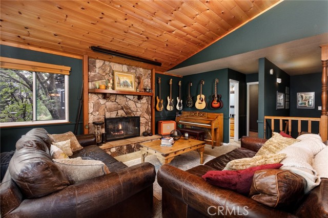 Detail Gallery Image 7 of 46 For 453 Davos, Crestline,  CA 92325 - 5 Beds | 2/1 Baths