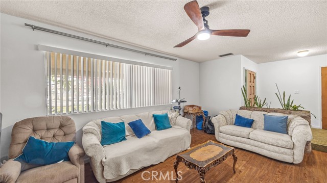 Detail Gallery Image 5 of 19 For 9130 Pinyon Ave, Fontana,  CA 92335 - 3 Beds | 2 Baths