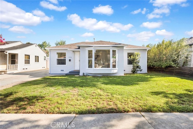 17350 Hamlin Street, Lake Balboa CA: https://media.crmls.org/medias/59648e8a-98fb-4d33-bc2a-39b079e85aca.jpg
