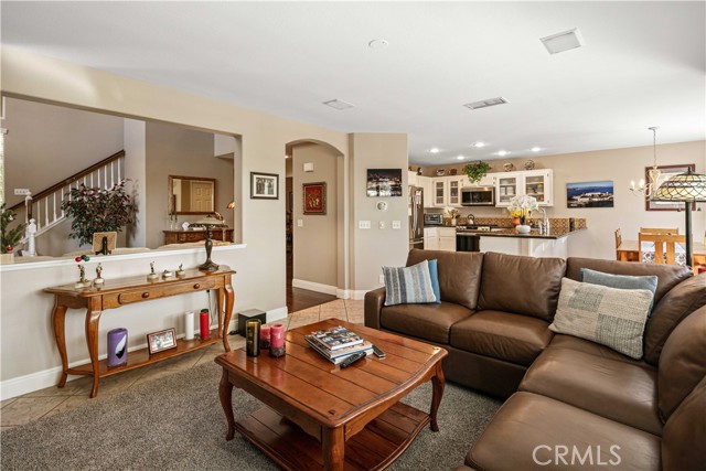 Detail Gallery Image 8 of 34 For 17942 Maplehurst Pl, Canyon Country,  CA 91387 - 3 Beds | 2/1 Baths