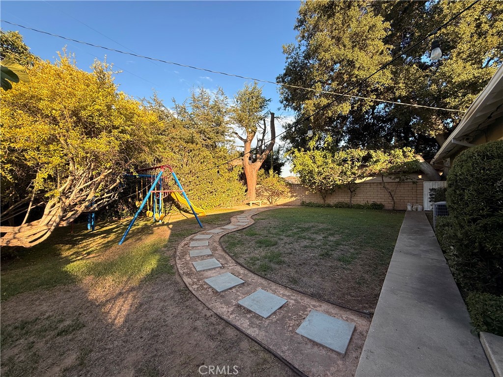 https://media.crmls.org/medias/596875c3-a30d-4304-91b0-07f56392f48d.jpg?preset=X-Large