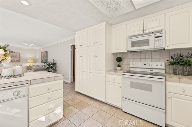22443 Robin Oaks, Diamond Bar CA: https://media.crmls.org/medias/59695f7c-8d44-475b-9f01-eeba76fc7c2c.jpg