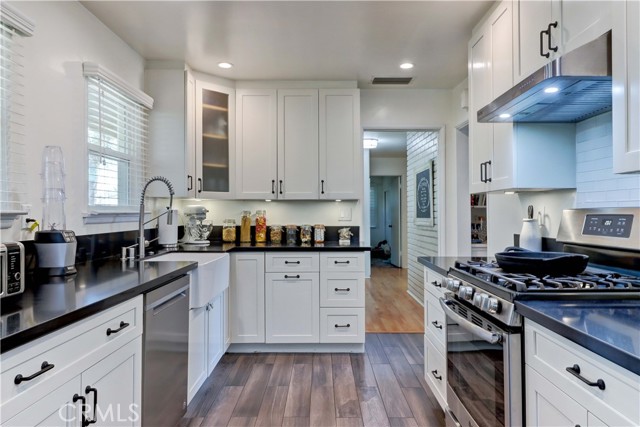 1403 Cuernavaca Place, Claremont CA: https://media.crmls.org/medias/5969c3b8-010c-4965-9f2c-f4714f296ce1.jpg