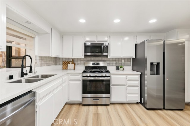 Detail Gallery Image 6 of 29 For 441 E San Jose #111,  Burbank,  CA 91501 - 2 Beds | 2 Baths