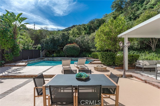 Detail Gallery Image 25 of 34 For 3831 Saint Johnswood Dr, Woodland Hills,  CA 91364 - 5 Beds | 3/1 Baths