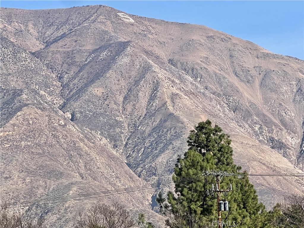 https://media.crmls.org/medias/596ceee8-856e-4ece-a7f6-50982c3a827e.jpg?preset=X-Large