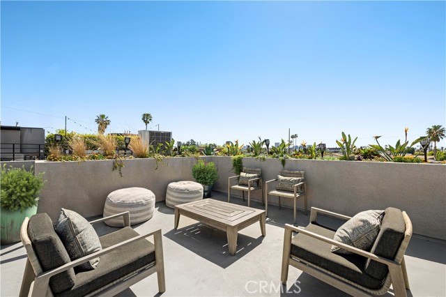 922 N Ridgewood Pl, Los Angeles CA: https://media.crmls.org/medias/596d4df4-7dd2-44bb-9611-0f0d6f3e8c89.jpg