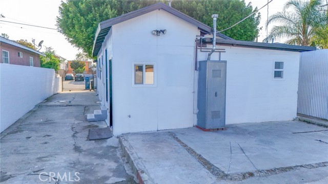 9218 Hooper Avenue, Los Angeles CA: https://media.crmls.org/medias/59710fa2-a60d-440d-9686-6a3bfdba17bb.jpg