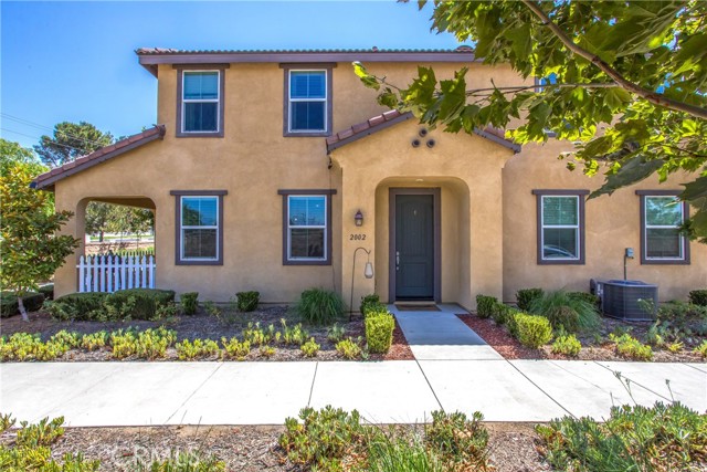 Detail Gallery Image 1 of 26 For 2002 Juniper Ln, Colton,  CA 92324 - 3 Beds | 2/1 Baths