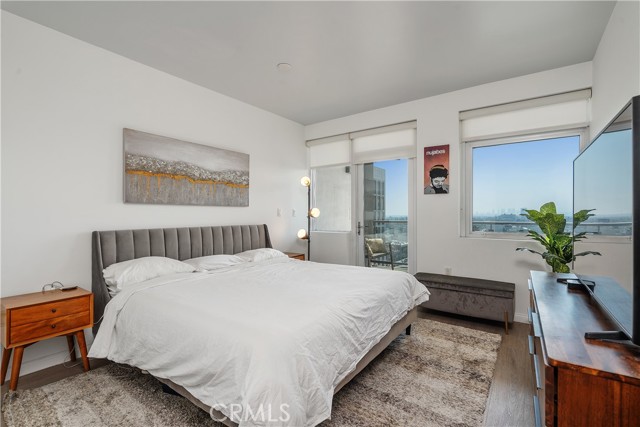 3785 Wilshire Boulevard, Los Angeles CA: https://media.crmls.org/medias/597280d8-f40a-4b11-9b04-7abce7a7f739.jpg