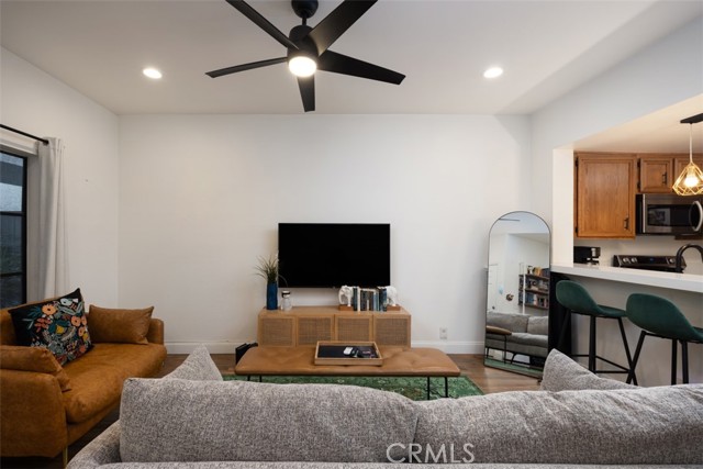 Detail Gallery Image 2 of 21 For 720 W 4th #110,  Long Beach,  CA 90802 - 1 Beds | 2 Baths