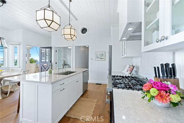 360 Cliff, Laguna Beach CA: https://media.crmls.org/medias/5979ece3-09b7-41db-85d8-e1cfe9e930c3.jpg