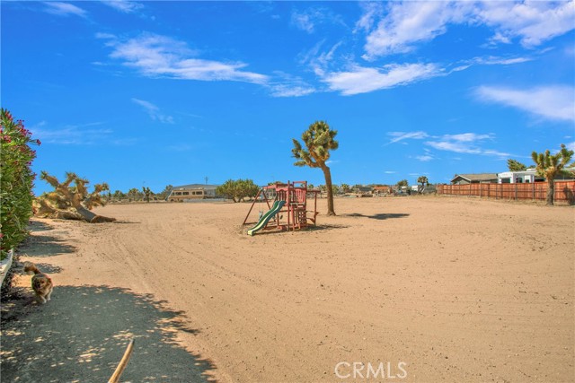 7330 Smoke Tree Road, Phelan CA: https://media.crmls.org/medias/597b0e6d-4b7f-4088-8a98-bbfd3e55cd94.jpg