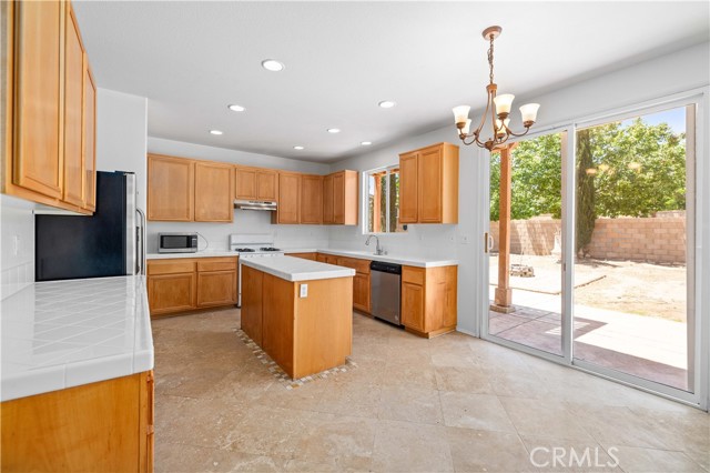 Detail Gallery Image 6 of 29 For 39221 Chantilly Ln, Palmdale,  CA 93551 - 5 Beds | 4 Baths