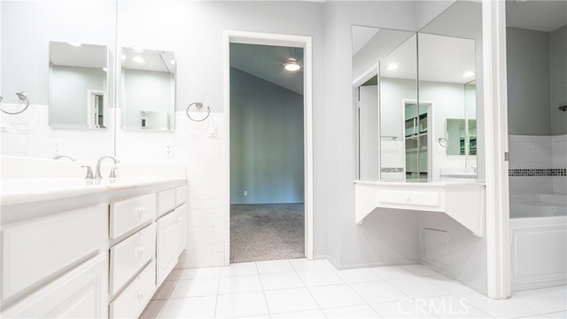 Detail Gallery Image 14 of 32 For 10055 Melinda Way #4,  Northridge,  CA 91325 - 3 Beds | 2/1 Baths