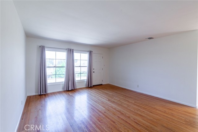 10935 Nassau Avenue, Sunland CA: https://media.crmls.org/medias/59814e65-edff-4acc-8924-ca96e33760e3.jpg
