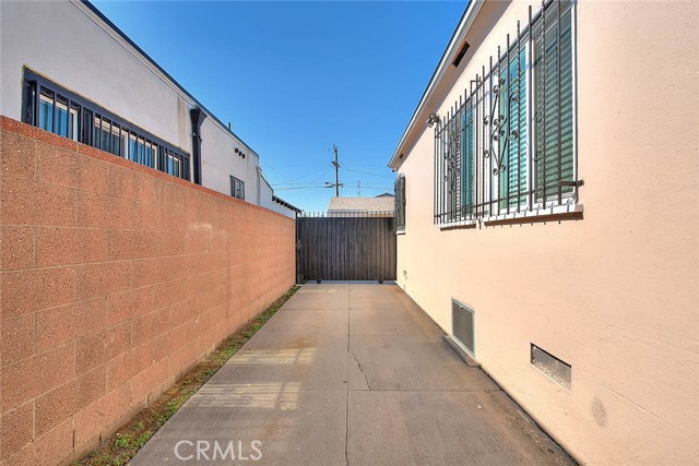 Detail Gallery Image 37 of 44 For 355 E Century Bld, Los Angeles,  CA 90003 - 2 Beds | 1 Baths