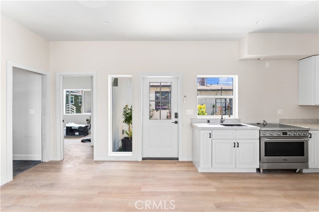 Detail Gallery Image 8 of 13 For 925 W Maple Ave, Orange,  CA 92868 - 2 Beds | 2 Baths