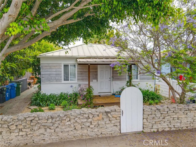 657 San Juan Avenue Venice, California LOCATION, LOCATION, LOCATION! We are pleased to present 657 San Juan Ave in Venice. Located just up the street from Abbot Kinney Blvd and less than a mile from the beach, this charming triplex is tucked away in a quiet residential neighborhood, perfect for an owner-user and investor alike. The property consists of (2) 1-Bed/1-Bath Units, (1) Studio Unit, and a converted 3-car garage with ¼ Bath, currently operating as a creative studio/workshop that has historically generated up to $2,200/month. The back unit was fully renovated in 2001 and the front unit in 2006. The middle unit has undergone minor upgrades, including a brand-new refrigerator and fixtures. Exterior upgrades include double-pane vinyl windows, new fence, a metal roof, tankless water heaters, most plumbing upgraded to copper & PVC, and the front unit and gates were recently painted.
The back unit has a large private yard with a brand-new privacy gate. There is additional outdoor space in front of the garage with a sliding gate that locks. There is a laundry shed on-site with W/D hook-ups. Gas & electric are metered separately. Tenants pay their own gas & electric. Landlord pays water & garage/exterior electric. There is a fourth electric meter for the garage that is not currently in use, ideal for a potential garage conversion/ADU build. Do not miss this opportunity to acquire a unique income property in the highly sought-after Venice market, steps from the infamous Abbot Kinney Blvd.