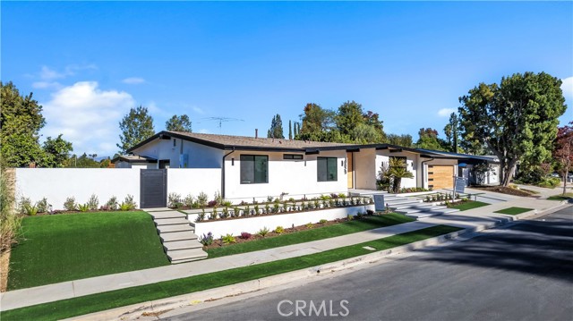 Detail Gallery Image 16 of 39 For 18829 Paseo Nuevo Dr, Tarzana,  CA 91356 - 4 Beds | 4/1 Baths