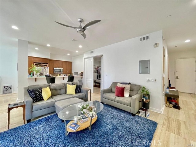 Detail Gallery Image 2 of 22 For 395 E 4th St #7,  Long Beach,  CA 90802 - 1 Beds | 1 Baths