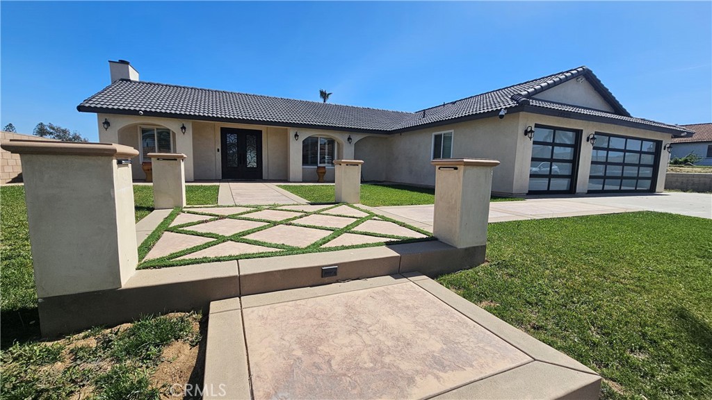 14230 Avenida Munoz