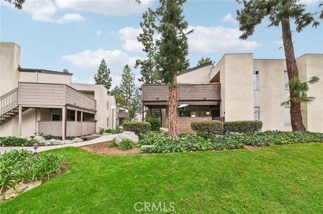 Detail Gallery Image 3 of 32 For 1430 Cabrillo Park #B,  Santa Ana,  CA 92701 - 2 Beds | 2 Baths