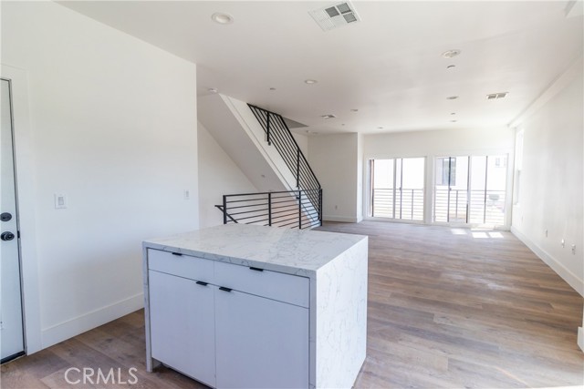 Detail Gallery Image 7 of 22 For 4507 W 18th St Dr #1,  Los Angeles,  CA 90019 - 4 Beds | 3 Baths