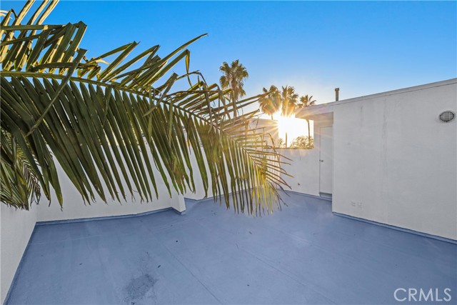 Detail Gallery Image 9 of 39 For 4845 Elmwood #C,  Los Angeles,  CA 90004 - 3 Beds | 3 Baths