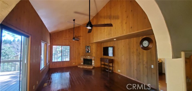 Detail Gallery Image 2 of 43 For 27821 Peninsula Dr. #330, Lake Arrowhead,  CA 92352 - 4 Beds | 2 Baths