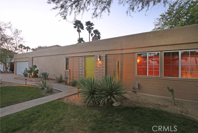 Detail Gallery Image 3 of 47 For 576 E Desert Holly Cir, Palm Springs,  CA 92262 - 3 Beds | 2 Baths