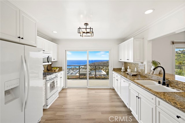 Detail Gallery Image 10 of 36 For 1651 Thurston Dr, Laguna Beach,  CA 92651 - 3 Beds | 3/1 Baths