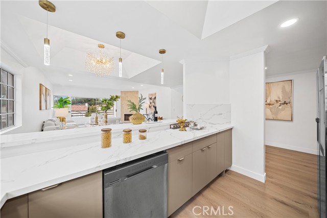 Detail Gallery Image 26 of 53 For 10475 Ashton Avenue Ave #301,  Los Angeles,  CA 90024 - 2 Beds | 3 Baths