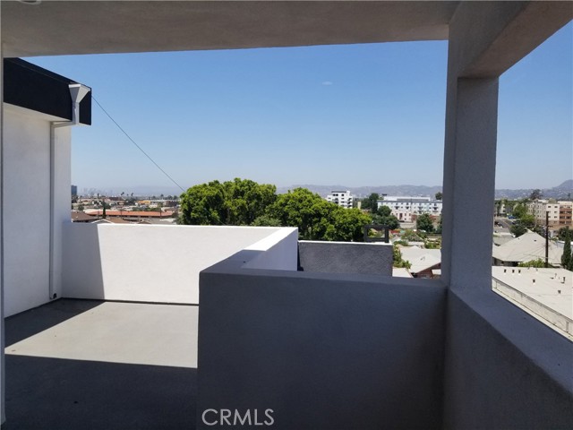 Detail Gallery Image 7 of 8 For 231 1/2 N Burlington Ave, Los Angeles,  CA 90026 - 4 Beds | 4/1 Baths