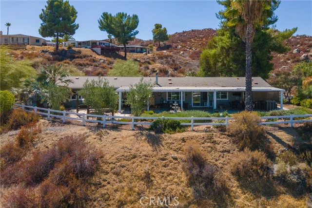 22831 Skylink Drive, Canyon Lake CA: https://media.crmls.org/medias/599df7af-25bc-4751-bdb4-65df7721c0b8.jpg