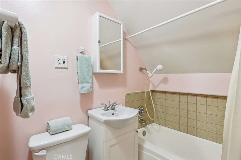 https://media.crmls.org/medias/59a41f71-647c-4e6b-994a-600473e8a514.jpg?preset=X-Large