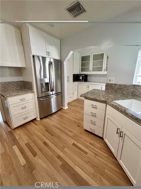 6372 Zelzah photo 11