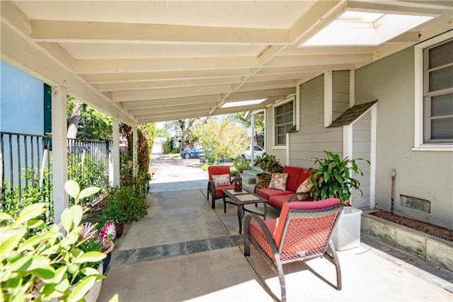 13964 Peach Grove Street, Sherman Oaks CA: https://media.crmls.org/medias/59b088aa-1ff5-4d0a-8c32-2f552ef8eed3.jpg
