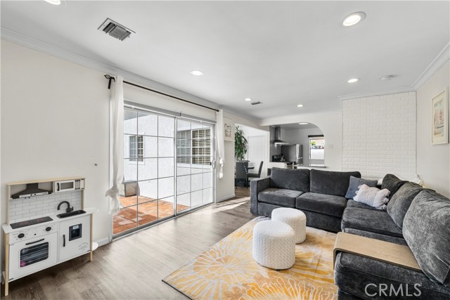 Detail Gallery Image 4 of 41 For 18019 Tiara, Encino,  CA 91316 - 4 Beds | 2 Baths