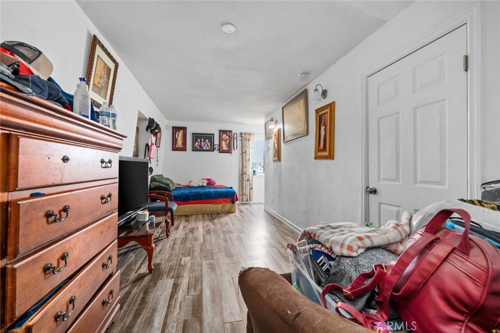 https://media.crmls.org/medias/59b40a3e-5500-4c57-aa97-db309e74b334.jpg?preset=X-Large