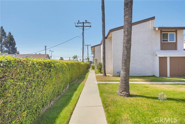 1047 E Huntington Drive, Monrovia CA: https://media.crmls.org/medias/59b547d4-c1c3-436a-8282-0c81a007e5f7.jpg