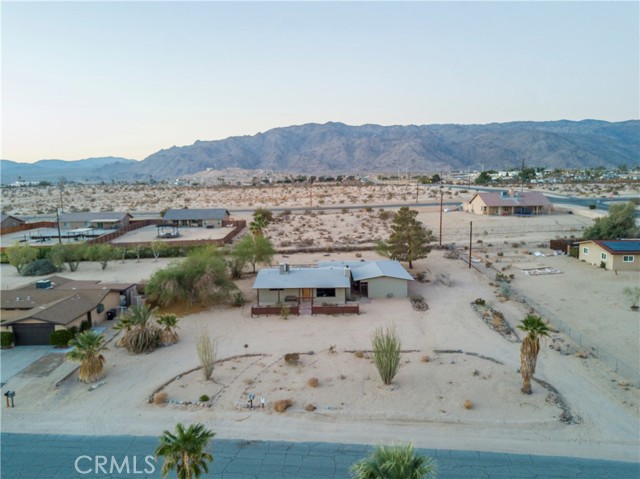 72939 Homestead Drive, 29 Palms CA: https://media.crmls.org/medias/59b87151-800a-4ef0-bc2e-69e42c2dbc1e.jpg